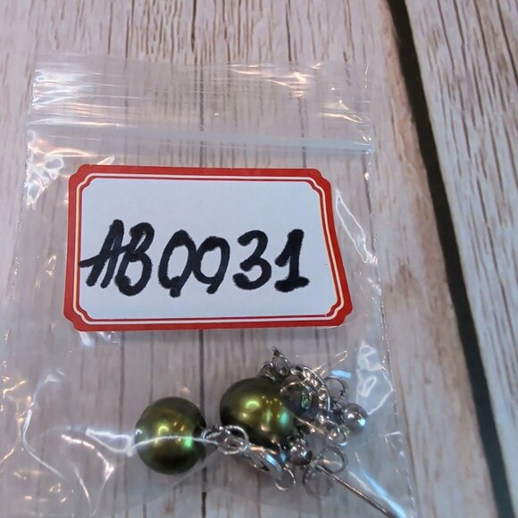 Handmade Earrings With Green Cultured Pearls and White Gold-Plated Details - Picture 8 of 8